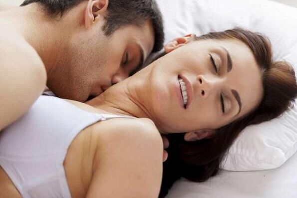 intimità e dimissione da un membro di un uomo con eccitazione sessuale